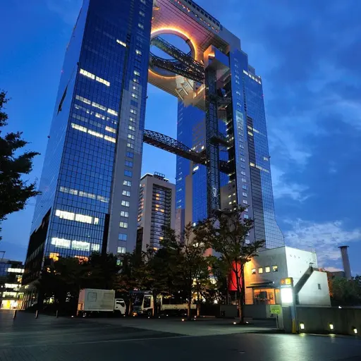 Umeda Sky Building в Осаке в сумерках